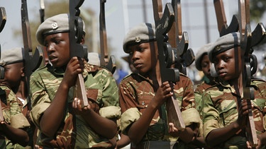 Kindersoldaten in Simbabwe | Bild: picture-alliance/dpa