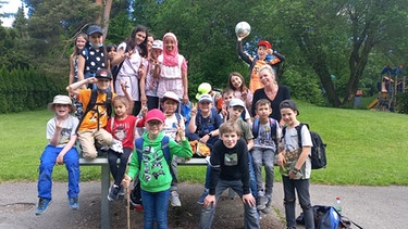 Die Kinder der Klasse 3b der Fritz-Lutz-Grundschule in München-Dagelfing mit ihrer Lehrerin Claudia Umlauf | Bild: BR