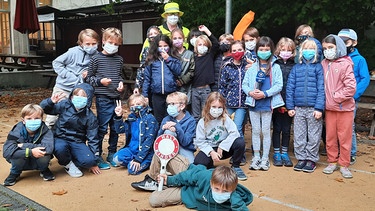 Kinder der Klasse 4g der Grundschule an der Klenzestraße in München mit Schuolweghelferin Sonja. | Bild: BR