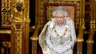 Königin Elizabeth II. von Großbritannien sitzt auf dem Thron. | Bild: dpa-Bildfunk/Victoria Jones