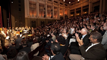 Das Publikum beim Konzert mit Pierre Boulez am 30.09.2011 im Prinzregententheater in München. | Bild: Astrid Ackermann