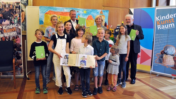 Kinder stellen Kulturhauptstadt-Bewerbungsbuch in Nürnberg vor | Bild: Olivia Barth-Jurca
