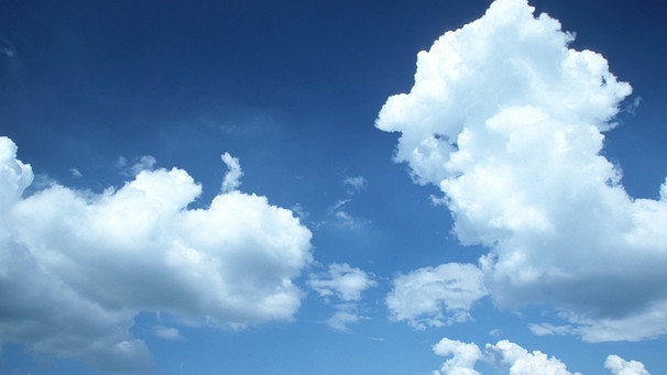 Wolkentyp: Kumulus-Wolke. Sie heißen auch Haufenwolken. Das sind die Wolken, die aussehen wie Schafe oder Wolle. | Bild: picture-alliance/dpa