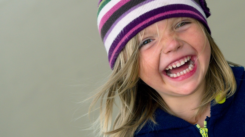 Ein Mädchen lacht. | Bild: picture-alliance/dpa