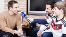 Philipp Lahm im Interview mit radioMikro-Reporter Johannes Keller und Kinderreporter Edi Kühn | Bild: BR | Kimmelzwinger