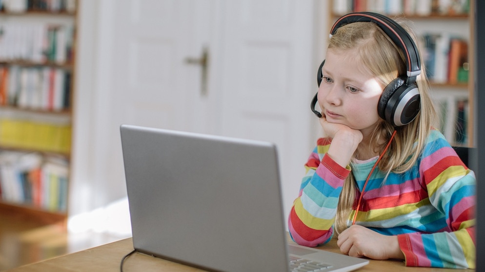 Ein Mädchen sitzt mit Kopfhörern vor dem Laptop. | Bild: BR/Johanna Schlüter