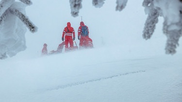 Symbolbild: Bergretter bei einem Einsatz im Winter im Schnee. | Bild: colourbox.com