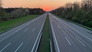 A8 am Autobahndreieck Inntal - zur Abwechslung mal völlig leer. | Bild: BR/Martin Binder
