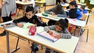Im Lernfreunde-Haus in Karlsruhe nehmen Flüchtlingskinder an einer Unterrichtsstunde teil. Es handelt sich dabei um eine schulvorbereitende Bildungseinrichtung für Kinder zwischen 5 und 17 Jahren, die aus Flüchtlingsfamilien kommen. | Bild: dpa-Bildfunk/Uli Deck
