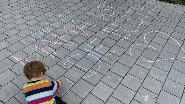 Mit Straßenkreide "Liebesbriefe auf Beton" malen ist eine tolle Aktion. Die Idee stammt von Julia Irländer und Eveline Kubitz vom Radio Feierwerk. | Bild: Feierwerk e.V. | Julia Irländer 
