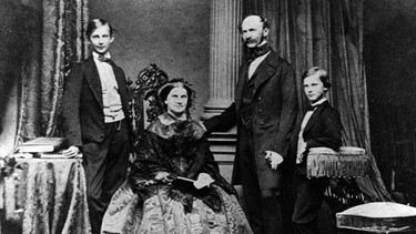 Die königliche Familie: Vater Max, Mutter Marie, die Söhne Ludwig (links) und Otto (rechts) | Bild: Bayerische Schlösserverwaltung