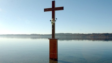 Das Gedenkkreuz für König Ludwig II., der am 13. Juni 1886 im Starnberger See vor Berg ertrunken ist | Bild: picture-alliance/dpa
