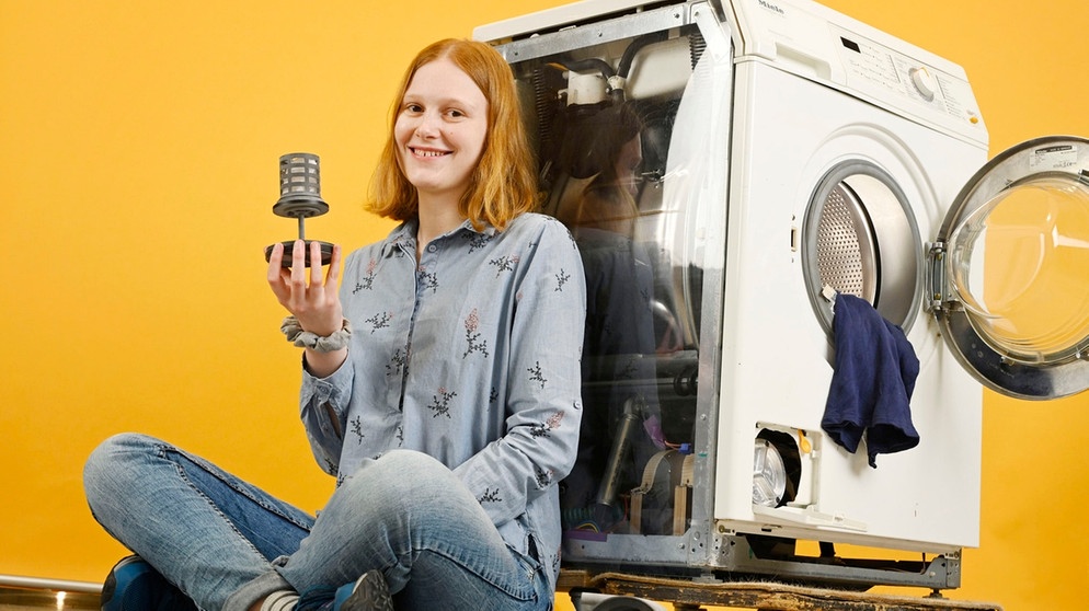 Die 19-jährige Luise Mast aus Pfalzgrafenweile in Baden-Württemberg hat beim Bundeswettbewerb von Jugend forscht 2022 einen Mikroplastikfilter für die Waschmaschine eingereicht | Bild: Stiftung Jugend forscht e. V.