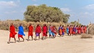 Massai Leute auf ihrem Weg aus dem Dorf, um zu tanzen und zu singen. | Bild: picture alliance/Bildagentur-online