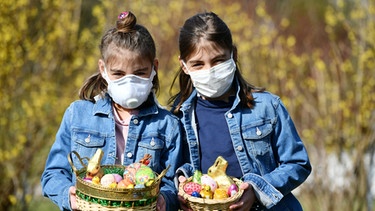 Mädchen mit Mundschutzmasken | Bild: picture-alliance/dpa