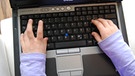 E-Mail wird auf Laptoptastatur geschrieben. | Bild: picture-alliance/dpa