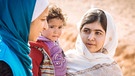 Malala Yousafzai bei Flüchtlingen im Jemen 2014 | Bild: picture-alliance/dpa