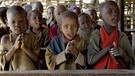 Massai Schulkinder in ihrem Klassenzimmer in der Dorfschule | Bild: picture alliance/Bildagentur-online