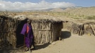 Massai Mann außerhalb seiner Hütte | Bild: picture alliance/Bildagentur-online