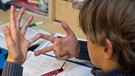 Ein Junge macht seine Hausaufgaben im Fach Mathematik. | Bild: picture-alliance/dpa