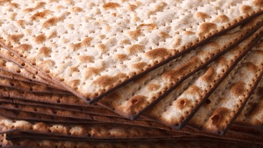 Matze, ein ungesäuertes Brot, das im Judentum an Pessach gegessen wird. | Bild: colourbox.com