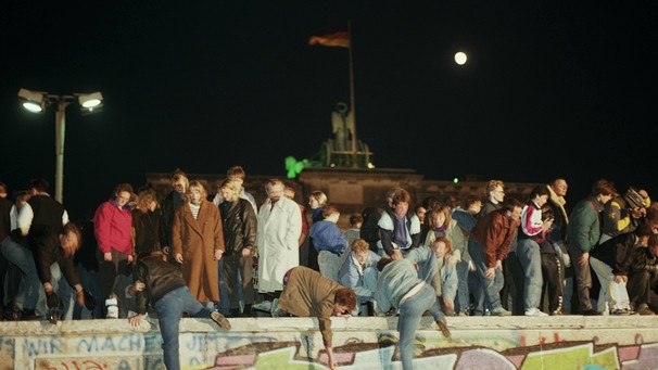 Menschen auf der Mauer in Berlin am 9.11.1989 | Bild: picture-alliance/dpa