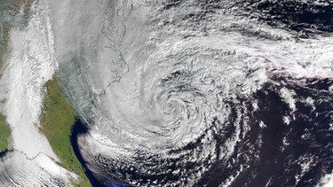Ein Bild aus dem Weltraum vom Hurrikan Sandy über der amerikanischen Ostküste von einem MetOp-Wettersatellien. | Bild: picture-alliance/dpa