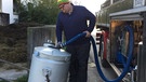 Tobi pumpt einen Milchtank leer. | Bild: BR | Theresa Volk