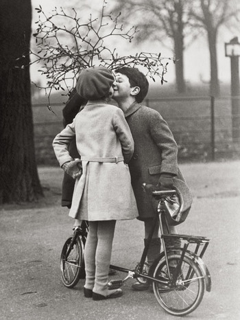 Ein Foto aus dem Jahr 1930: Der kleine Richard Ordwsden nützt die Chance und küsst klein Pamela während ein anderes Mädchen den Mistelzweig über sie hält. London. England. | Bild: picture-alliance/dpa | Imagno