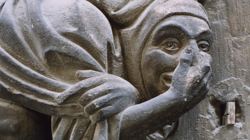Mittelalterliche Steinfigur - so genannte Konsolfigur - hält sich die Nase zu. | Bild: picture alliance / akg-images