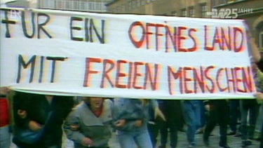 Bürgerrechtler in Leipzig demonstrieren auf den Montagsdemos für ein "offenes Land mit freien Menschen". | Bild: Bayerischer Rundfunk