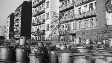 Mülltonnen aus Blech stehen auf der Straße. Ein Bild aus dem Jahr 1963. | Bild: picture alliance/chromorange