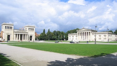 Münchner Königsplatz: Propyläen (links) und Glyptothek | Bild: BR