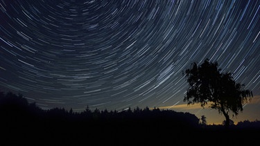Der Nachthimmel mit Sternbahnen. Aufgenommen in Deutschland, Bayern. | Bild: picture-alliance/dpa