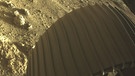 Eine Nahaufnahme zeigt eines der sechs Räder Mars-Rover "Perseverance" kurz nach der Landung auf dem Mars am 18.02.2021. | Bild: Nasa/Jpl-Caltech/PA Media/dpa
