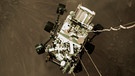 Der Mars-Rover "Perseverance" senkt sich während der Landung auf die Marsoberfläche ab.  | Bild: AP/dpa-Bildfunk