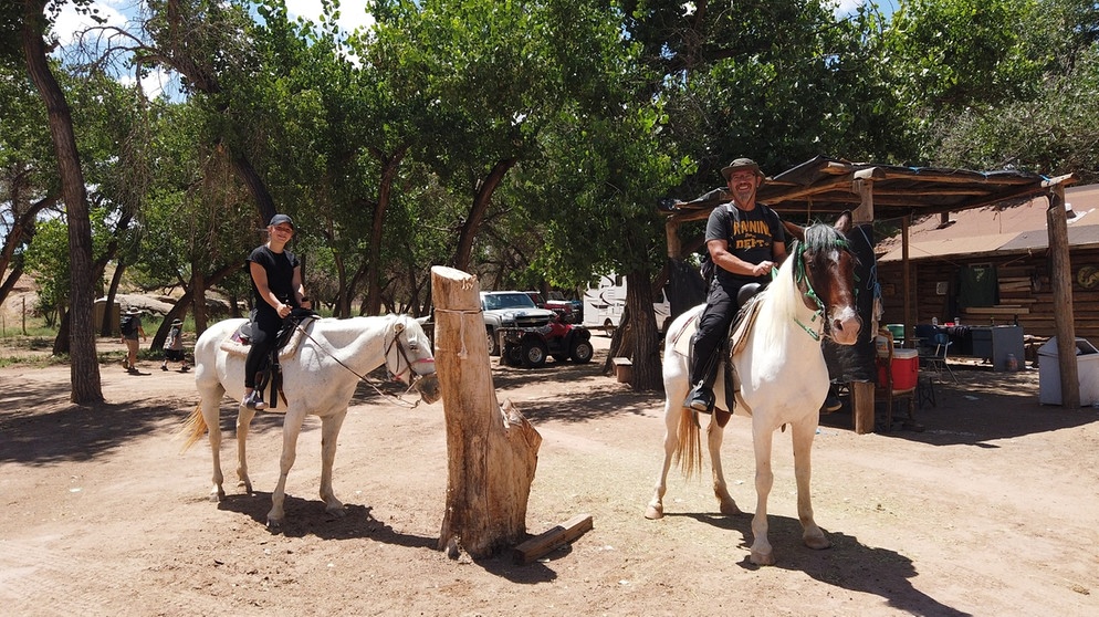 Unterwegs in Amerika - auf dem Pferd geht's in den Canyon de Celly. | Bild: BR | Elke Dillmann