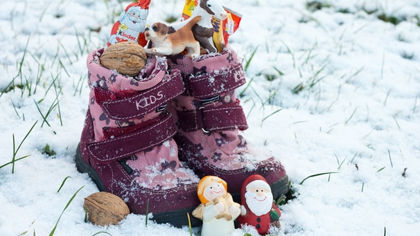 In der Nacht zum 6. Dezember stellen Kinder ihre Stiefel vor die Türe, damit der Heilige Nikolaus sie mit Geschenken füllt. | Bild: picture-alliance/dpa