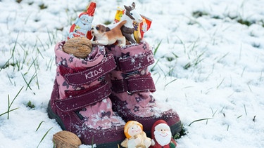 In der Nacht zum 6. Dezember stellen Kinder ihre Stiefel vor die Türe, damit der Heilige Nikolaus sie mit Geschenken füllt. | Bild: picture-alliance/dpa
