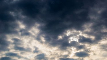 Graue Gewitterwolken werden auch Nimbostratus genannt. | Bild: colourbox.com