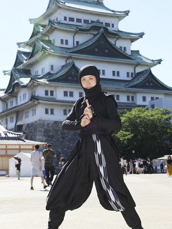 Eine Kunoichi - das ist die Bezeichnung für eine weibliche Ninja. Heutzutage kann man Ninja-Kämpferinnen auch für eine Show buchen. | Bild: picture alliance / AP Images