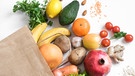 Eine Papiertüte mit Obst und Gemüse. | Bild: stock.adobe.com/mizina