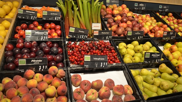Die Obsttheke im Bio-Supermarkt: Es liegen Pfirsiche, Pflaumen, Birnen, Rhabarber und Äpfel in der Auslage. | Bild: BR | Theresa Höpfl