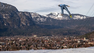Karl Geiger springt beim Training, Garmisch-Partenkirchen am 31.12.2019 | Bild: dpa-Bildfunk