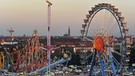 Riesenrad und Achterbahn auf dem Münchner Oktoberfest 2011. | Bild: picture-alliance/dpa