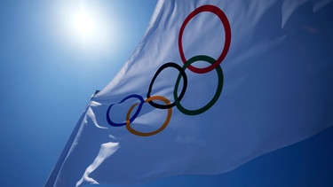 Eine olympische Flagge weht über der Tribüne des Ariake Tennis Center in Tokio, Japan. | Bild: dpa-Bildfunk/Kiichiro Sato