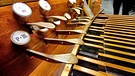 Über den Fußpedalen sind bei dieser Orgel auch noch Register angebracht, die man mit den Füßen bedienen muss. | Bild: colourbox.com
