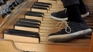 Auch die Pedale einer Orgel bringen Töne hervor. Indem man sie mit den Füßen drückt, also auf sie tritt, erzeugt man Töne.  | Bild: picture-alliance/dpa