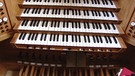 Bei dieser Orgel sind gleich vier Manuale übereinander angeordnet. Darunter die Pedale, die man mit den Füßen bedient. | Bild: colourbox.com