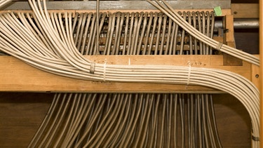 Über die Windladen wird die Luft zu den Pfeifen geleitet. Hier ist eine Kirchenorgel vom Orgelhof Goldelund in Schleswig-Holstein zu sehen. | Bild: picture alliance/imageBROKER